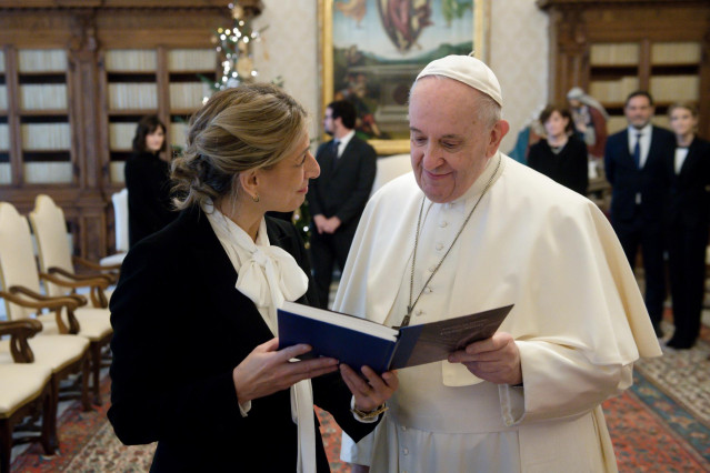 Archivo - La vicepresidenta segunda del Gobierno y Ministra de Trabajo y Economía Social, Yolanda Díaz (i) y el papa Francisco (d), durante un encuentro en la Biblioteca Apostólica del Vaticano.