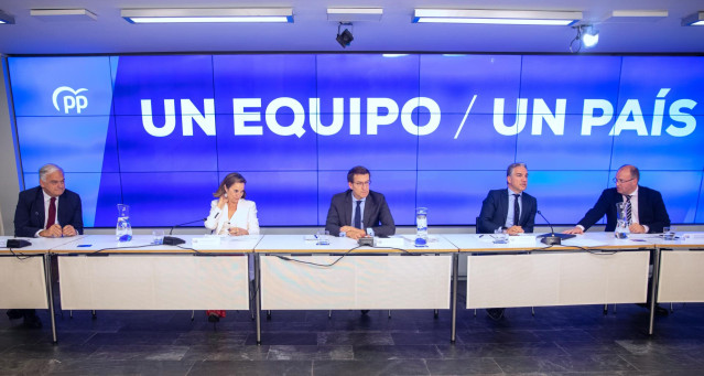 Archivo - La secretaria general del PP, Cuca Gamarra; el presidente del PP, Alberto Núñez Feijóo, y el coordinador general  Elías Bendodo, durante la reunión del Comité Ejecutivo Nacional del PP, en la sede del partido, a 23 de mayo de 2022, en Madrid (Es