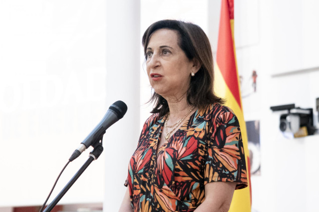 La ministra de Defensa, Margarita Robles, responde a los medios tras su visita la Unidad Militar de Emergencias (UME) en la Base Aérea de Torrejón