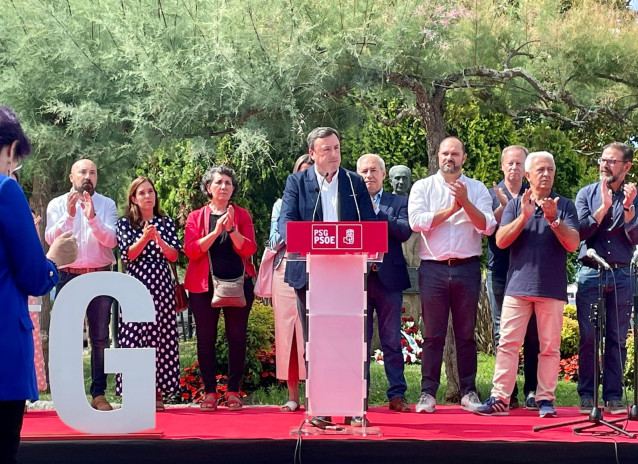 El secretario xeral del PSdeG, Valentín González Formoso, en su intervención en Rianxo, en la ofrenda floral ante Castelao