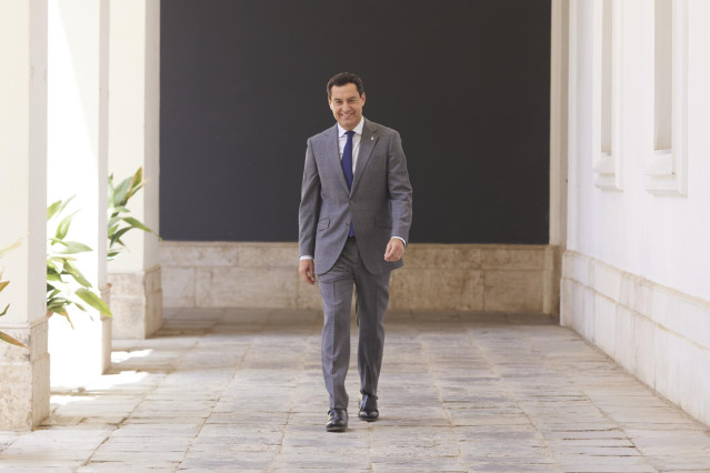 El presidente de la Junta de Andalucía, Juanma Moreno, ofrece una rueda de prensa para anunciar la conformación del nuevo gobierno en el Palacio de San Telmo, a 25 de julio de 2022 en Sevilla (Andalucía, España)