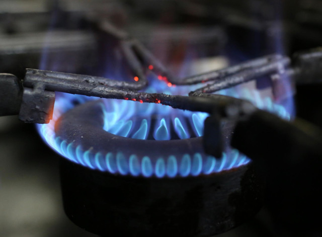 Archivo - Un fuego encendido en una cocina de gas, a 28 de octubre de 2021, en Madrid (España). El Índice de Precios de Consumo (IPC) subió un 2% en octubre en relación al mes anterior y disparó su tasa interanual hasta el 5,5%, lo que supone 1,5 puntos p