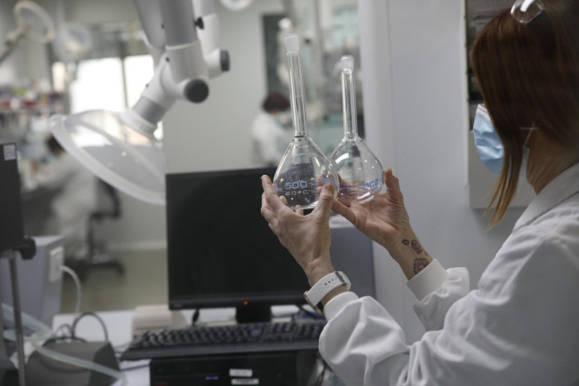 Archivo - Una trabajadora de la fábrica de Reig Jofre en el laboratorio, en Barcelona