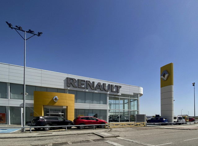 Archivo - Concesionario de Renault en la Ciudad del Automóvil de Leganés el día en el que se ha publicado que las matriculaciones de turismos y todoterrenos en España experimentaron un desplome del 96,5% el pasado mes de abril, hasta alcanzar un volumen d
