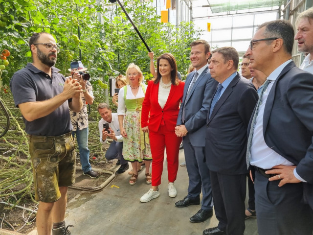 El ministro de Agricultura, Luis Planas, visita explotaciones en Nuremberg acompañado por el ministro de Alimentación y Agricultura alemán, Cem Özdemir
