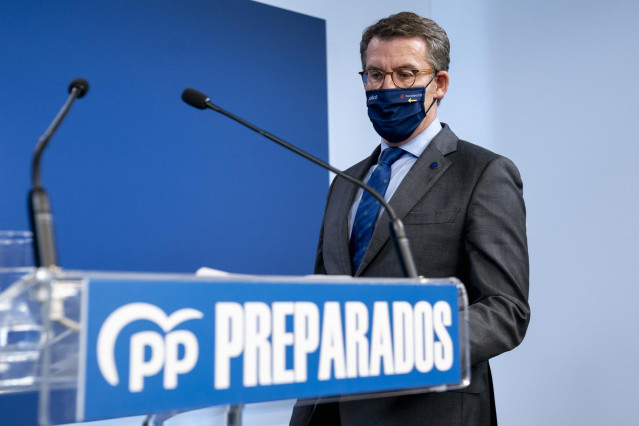 Archivo - El presidente de la Xunta de Galicia, Alberto Núñez Feijóo, a su llegada a la sede nacional del PP para entregar los avales necesarios para formalizar su candidatura, en la calle Génova, a 9 de marzo de 2022, en Madrid (España).
