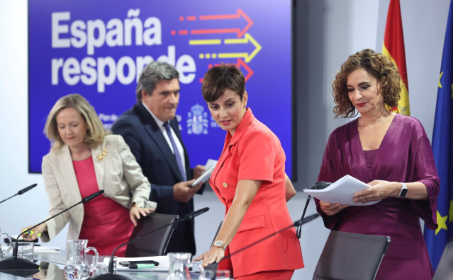 (I-D) La vicepresidenta primera y ministra de Asuntos Económicos y Transformación Digital, Nadia Calviño; el ministro de Inclusión, Seguridad Social y Migraciones, José Luis Escrivá;  la ministra Portavoz, Isabel Rodríguez y la ministra de Hacienda y Func