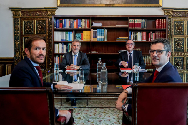 Archivo - (I-D) En primer plano, el presidente del Cabildo de La Palma, Mariano Hernández Zapata y el ministro de la Presidencia, Félix Bolaños, y en segundo plano, el presidente de Canarias, Ángel Víctor Torres y el Defensor del Pueblo, Ángel Gabilondo,