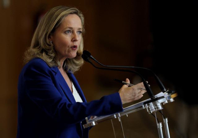 La vicepresidenta primera y ministra de Asuntos Económicos y Transformación Digital, Nadia Calviño, atiende a los medios de comunicación tras mantener un encuentro con representantes del sector financiero en la sede del Ministerio, a 22 de julio de 2022,