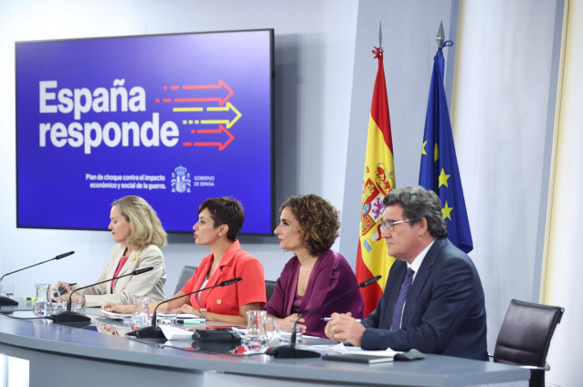 (I-D) La vicepresidenta primera y ministra de Asuntos Económicos y Transformación Digital, Nadia Calviño; la ministra Portavoz, Isabel Rodríguez; la ministra de Hacienda y Función Pública, María Jesús Montero y el ministro de Inclusión, Seguridad Social y