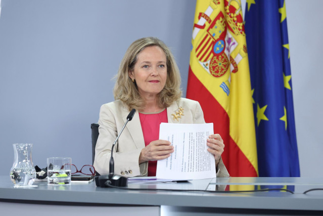La vicepresidenta primera y ministra de Asuntos Económicos y Transformación Digital, Nadia Calviño, en una rueda de prensa posterior al Consejo de Ministros, en el Palacio de La Moncloa, a 26 de julio de 2022, en Madrid (España). El Consejo de Ministros h