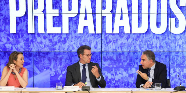 (I-D) La portavoz del PP, Cuca Gamarra; el presidente del PP, Alberto Núñez Feijóo  y el coordinador General del PP, Elías Bendodo, durante la reunión del Comité Ejecutivo Nacional del Partido Popular, en la sede de Génova, a 26 de julio de 2022, en Madri