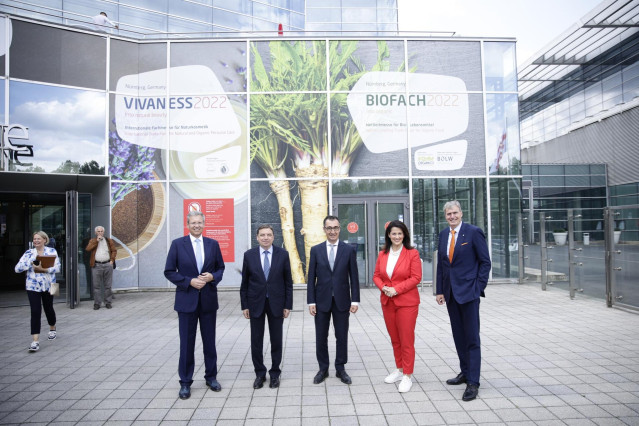 El ministro de Agricultura, Luis Planas, visita el pabellón español en la feria BioFach