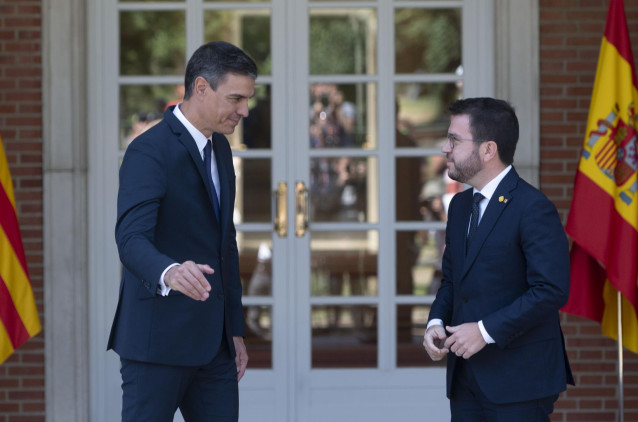 El presidente del Gobierno, Pedro Sánchez (i), y el de la Generalitat, Pere Aragonés, a su llegada a una reunión, en La Moncloa, a 15 de julio de 2022, en Madrid (España).