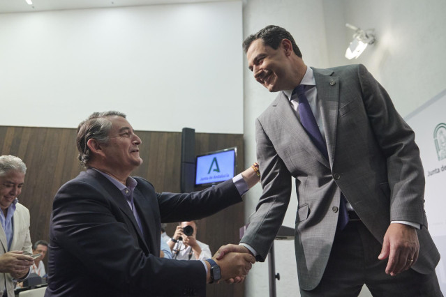 El presidente de la Junta de Andalucía, Juanma Moreno, (d) saluda al nuevo consejero de Presidencia, Antonio Sanz, tras la rueda de prensa para anunciar la conformación del nuevo gobierno en el Palacio de San Telmo, a 25 de julio de 2022 en Sevilla (Andal