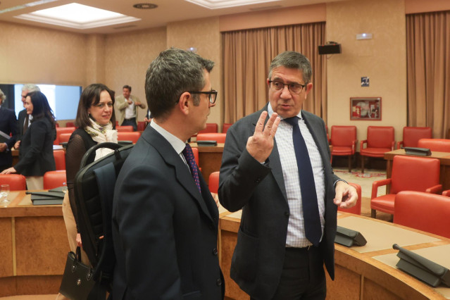 Archivo - El ministro de la Presidencia, Felix Bolaños (i), conversa con el Presidente de la comisión del PSOE, Patxi López (d), a su llegada a la Comisión Constitucional, en el Congreso de los Diputados, a 11 de mayo de 2022, en Madrid (España).