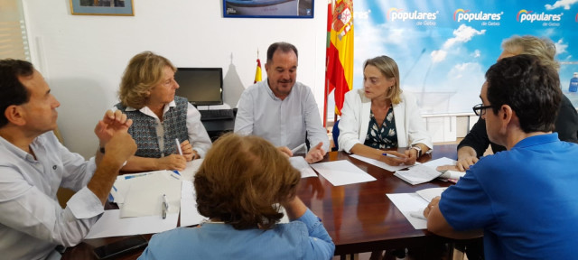 El presidente del PP vasco, Carlos Iturgaiz, en la reunión con el grupo municipal del PP en el Ayuntamiento de Getxo.