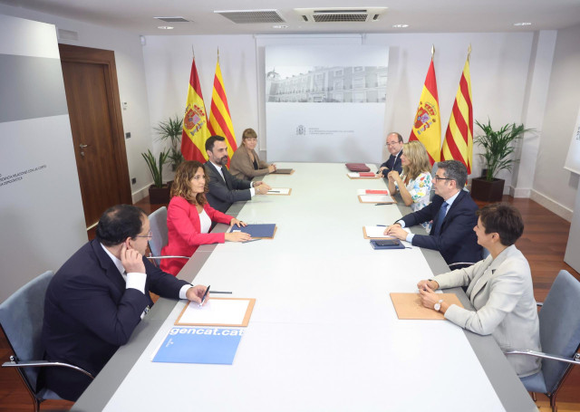 (I-D) En la izquierda, el conseller de Interior, Joan Ignasi Elena; la consellera de Presidencia de la Generalitat, Laura Vilagrà; el conseller de Empresa, Roger Torrent y la consellera de Cultura, Natàlia Garriga y en la derecha, la ministra Portavoz, Is