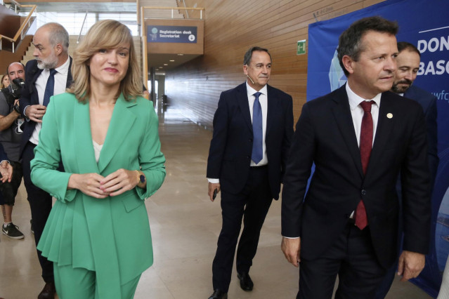 Archivo - El consejero de Educación de Euskadi, Jokin Bildarratz, y la ministra de Educación y Formación Profesional, Pilar Alegría, a su llegada al Congreso Internacional de Formación Profesional WFCP 2022, en el Kursaal, a 16 de junio de 2022, en San Se