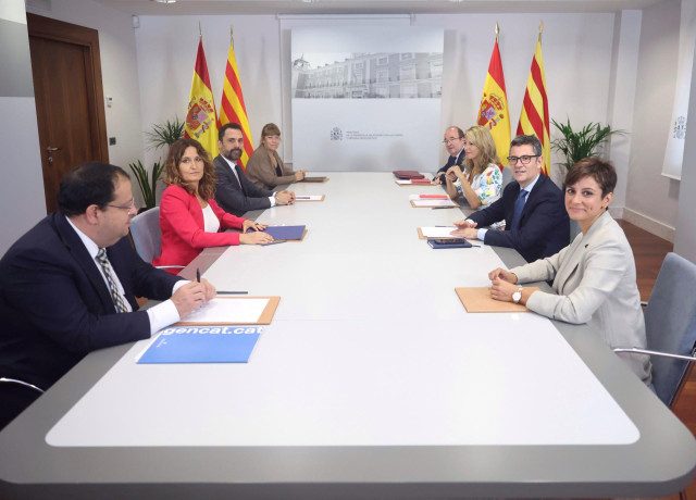 (I-D) En la izquierda, el conseller de Interior, Joan Ignasi Elena; la consellera de Presidencia de la Generalitat, Laura Vilagrà; el conseller de Empresa, Roger Torrent y la consellera de Cultura, Natàlia Garriga y en la derecha, la ministra Portavoz, Is