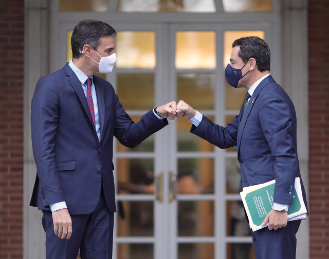 Archivo - El presidente del Gobierno, Pedro Sánchez (i), saluda con el puño al presidente de la Junta de Andalucía, Juan Manuel Moreno Bonilla, a su llegada al Palacio de la Moncloa, a 17 de junio de 2021. Se trata de la primera reunión oficial de ambos m