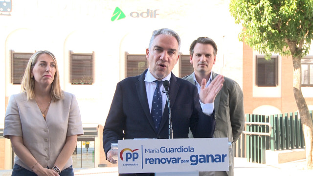 El coordinador general del PP, Elías Bendodo, con la presidenta del PP de Extremadura, María Guardiola, en rueda de prensa en Mërida