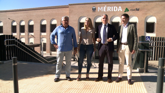 El coordinador del PP, Elías Bendodo, y la presidenta del PP de Extremadura, María Guardiola, a las puertas de la estación de tren de Mérida