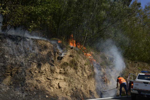 Protección Civil en el lugar del incendio, a 27 de julio de 2022, en Castrelo de Miño, Ourense, Galicia (España). El incendio forestal ha quemado unas seis hectáreas, según estimación provisional de Medio Rural. La Consellería informa que el fuego se inic