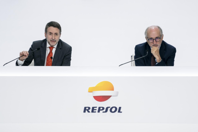 Archivo - El consejero delegado de Repsol, Josu Jon Imaz, interviene junto al consejero delegado de Repsol, Josu Jon Imaz (i), y el presidente de Repsol, Antonio Brufau (d), durante la Junta General de Accionistas de Repsol