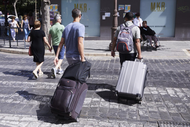 Archivo - Dos turistas.
