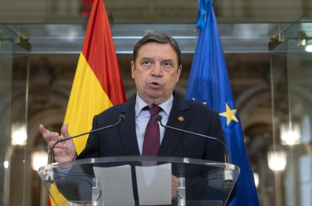 Archivo - El ministro de Agricultura, Pesca y Alimentación, Luis Planas, ofrece declaraciones a los medios de comunicación