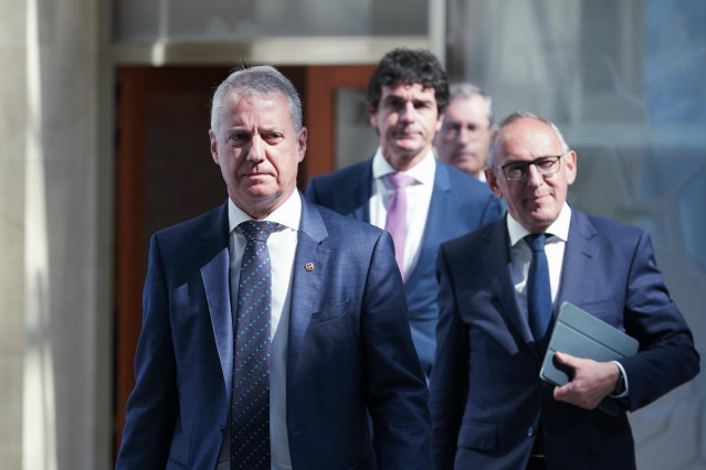 El lehendakari, Iñigo Urkullu, con los diputados generales de Álava, Ramiro González; de Bizkaia, Unai Rementeria; y de Gipuzkoa, Markel Olano.