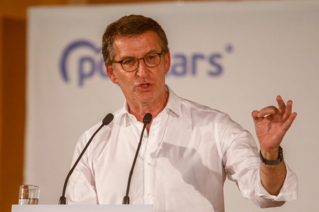 El presidente del Partido Popular (PP), Alberto Núñez Feijóo, interviene durante el XIV congreso del Partido Popular catalán, a 23 de julio de 2022, en Barcelona, Cataluña (España). El acto gira en torno a la reelección de Manu Reyes, ex alcalde de Castel