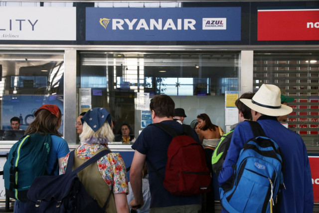 Varias personas se acercan a las ventanillas de la compañía aérea Ryanair en el aeropuerto Costa del Sol en la capital, a 1 de julio de 2022 en Málaga (Andalucía, España).