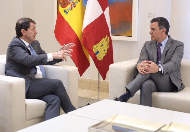 El presidente la Junta de Castilla y León, Alfonso Fernández Mañueco (i) y el presidente del Gobierno, Pedro Sánchez (d), durante su reunión en el Palacio de La Moncloa, a 28 de julio de 2022, en Madrid (España). La reunión con Mañueco llega tres meses de