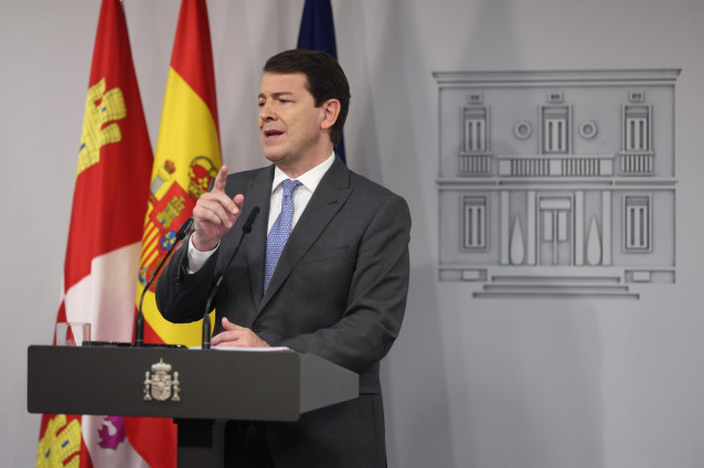 El presidente de la Junta de Castilla y León, Alfonso Fernández Mañueco, comparece tras su reunión con el presidente del Gobierno, en el Palacio de La Moncloa, a 28 de julio de 2022, en Madrid (España).