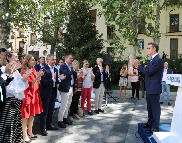 El presidente del PP, Alberto Núñez Feijóo, es aplaudido a su llegada para hacer balance del curso político del Partido Popular, a las puertas del Senado, a 28 de julio de 2022, en Madrid (España).