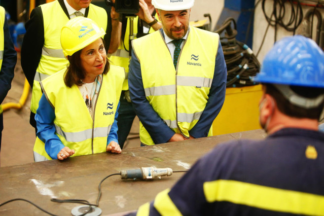 La ministra de Defensa, Margarita Robles, supervisa junto al  director de los astilleros en la Ría de Ferrol, Eduardo Dobarro, la construcción de la primera de las fragatas que integran el programa F-110, en Navantia Ferrol, a 28 de julio de 2022, en Ferr