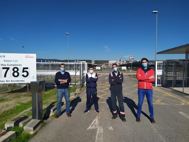 Archivo - Miembros del comité de empresa de Abengoa Solar ante la planta de El Carpio.