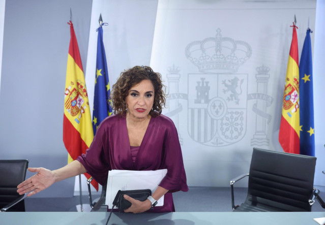 La ministra de Hacienda y Función Pública, María Jesús Montero, a su salida de una rueda de prensa posterior al Consejo de Ministros, en el Palacio de La Moncloa, a 26 de julio de 2022, en Madrid (España).