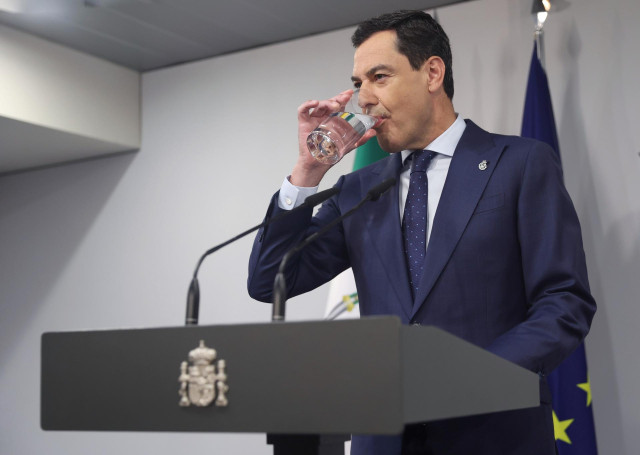 El presidente de la Junta de Andalucía, Juanma Moreno Bonilla, interviene en rueda de prensa tras su reunión con el presidente del Gobierno, Pedro Sánchez, en el Palacio de La Moncloa, a 28 de julio de 2022, en Madrid (España). La reunión con Moreno, lleg