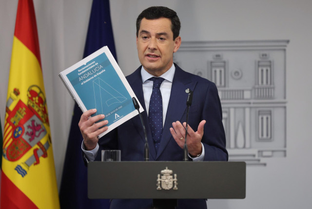 El presidente de la Junta de Andalucía, Juanma Moreno Bonilla, interviene en una rueda de prensa tras su reunión con el presidente del Gobierno, Pedro Sánchez, en el Palacio de La Moncloa, a 28 de julio de 2022, en Madrid (España). La reunión con Moreno,