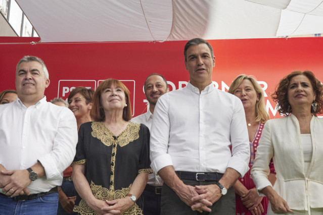 (I-D) El secretario de Organización del partido socialista, Santos Cerdán;  la presidenta del PSOE, Cristina Narbona; el presidente del Gobierno de España, Pedro Sánchez; y la nueva vicesecretaria general del PSOE, María Jesús Montero; posan en la foto de