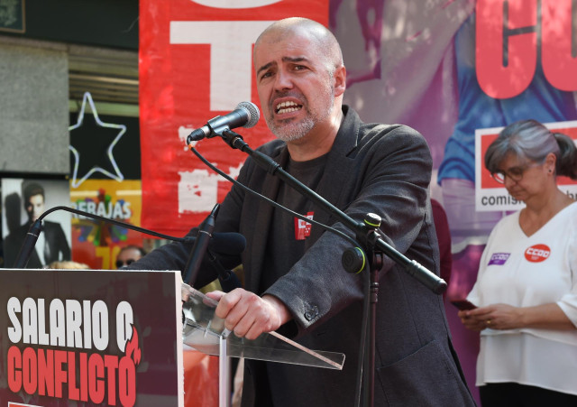 El secretario general de CCOO, Unai Sordo, interviene en una concentración de CCOO y UGT para exigir salarios dignos , a 6 de julio de 2022, en Madrid (España).