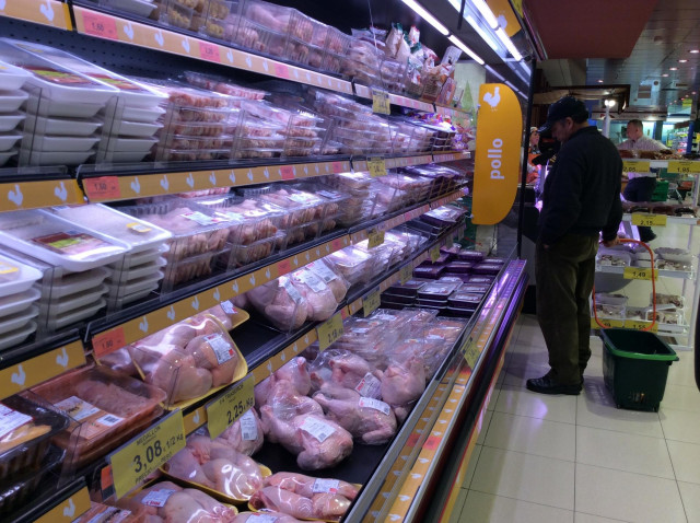 Archivo - Precios, IPC, inflación, consumo, pollo, pollos, compra, compras, comprar, comprando, supermercado, mercado