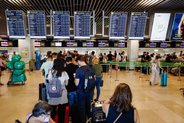 Pasajeros esperan en los mostradores de facturación de su aerolínea, el día 1 de julio, en la Terminal 1 del Aeropuerto Adolfo Suárez Madrid Barajas, a 1 de julio de 2022, en Madrid (España).