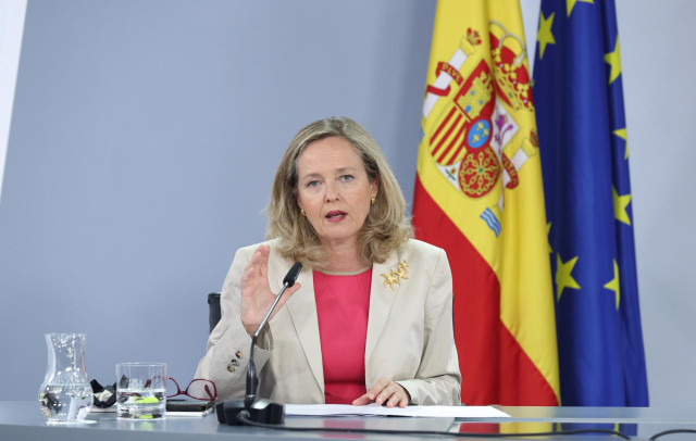 La vicepresidenta primera y ministra de Asuntos Económicos y Transformación Digital, Nadia Calviño, en una rueda de prensa posterior al Consejo de Ministros, en el Palacio de La Moncloa, a 26 de julio de 2022, en Madrid (España). El Consejo de Ministros h