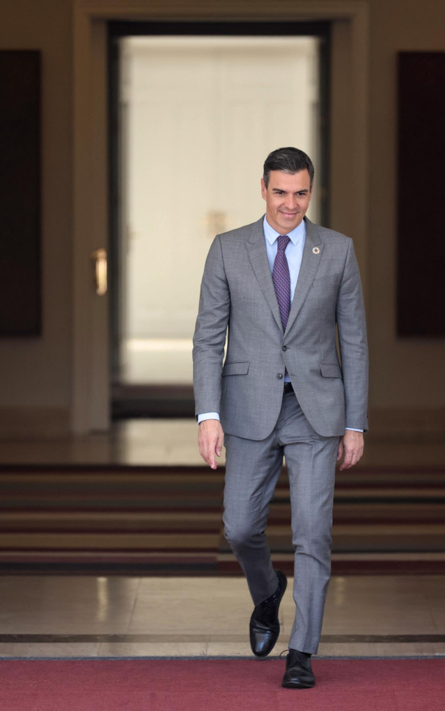 El presidente del Gobierno, Pedro Sánchez, a su llegada para recibir al presidente de la Junta de Andalucía, Juanma Moreno Bonilla, en el Palacio de La Moncloa, a 28 de julio de 2022, en Madrid (España). La reunión con Moreno, llega solo cuatro días despu
