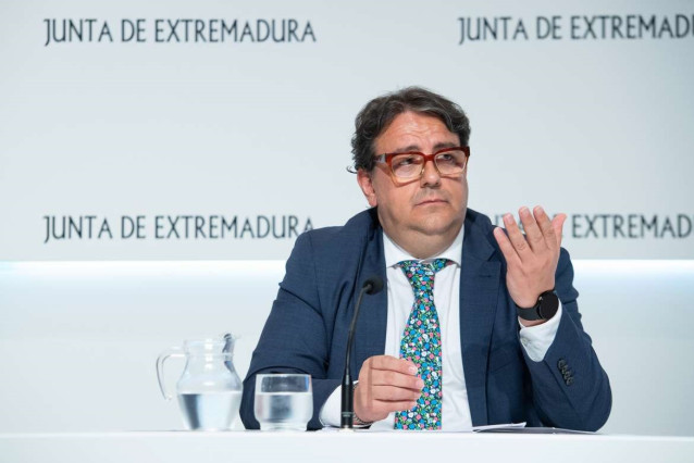 El vicepresidente segundo de la Junta y consejero de Sanidad, José María Vergeles, en rueda de prensa