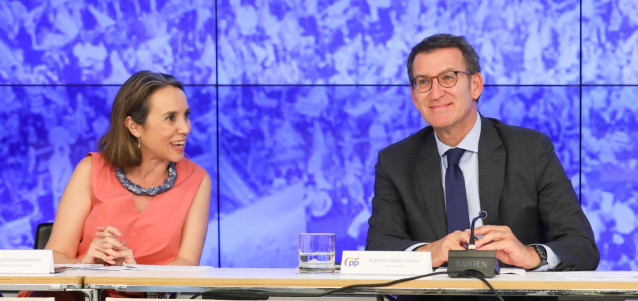 La portavoz del PP, Cuca Gamarra y el presidente del PP, Alberto Núñez Feijóo, durante la reunión del Comité Ejecutivo Nacional del Partido Popular, en la sede de Génova, a 26 de julio de 2022, en Madrid (España).